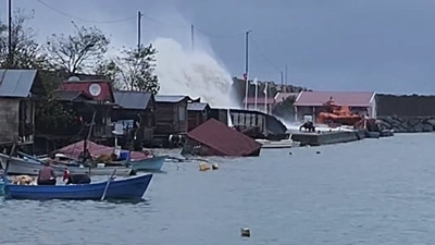 Ardeşen’de fırtına Kıyı Emniyeti’ni de vurdu. Dev dalgalar adeta kıyı şeridini dövdü