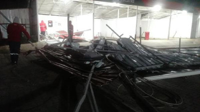 Silivri'de iş yerinin çatısı uçtu