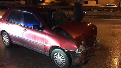 Otomobil belediye otobüsüne çarptı