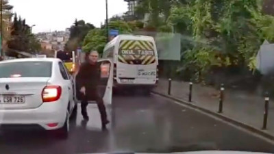 Trafik kavgasında araçtan inip silah çekti