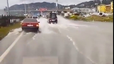 Karadenizli ailenin denizin otoyola taşması sırasında verdiği tepki: "Deniz biza geliyi"