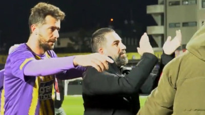 Arda Turan'ı tribüne götürüp alkışlattılar. Milyonlarca dolarını kaptıran teknik adama moral