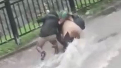 Dereye dönen caddede anne ile oğlu düştü