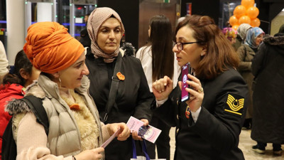 Jandarma ekipleri kadınlara haklarını anlattı