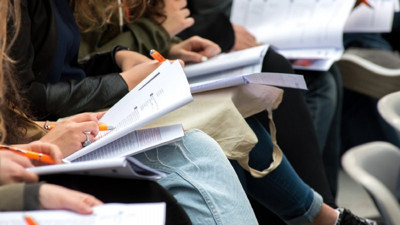 Eksi dokuz netle 4 yıllık üniversite. Türkçe'den eksi 7,5 net ile Türk Dili ve Edebiyatı bölümüne girdiler