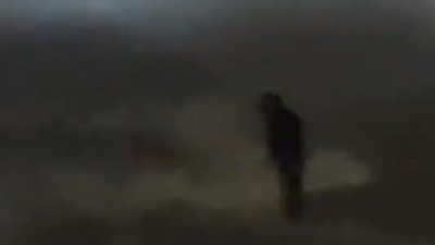 Küçükçekmece'de bir kişi şiddetli lodos ve dalgalara aldırmadan denize doğru yürüdü