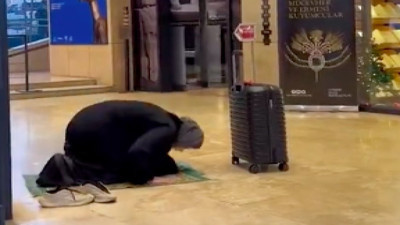 Beyoğlu'nda kalabalığa aldırmadı, yol ortasında namaz kıldı