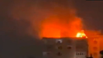 Bağdat Caddesi'nde bir apartmana yıldırım düştü