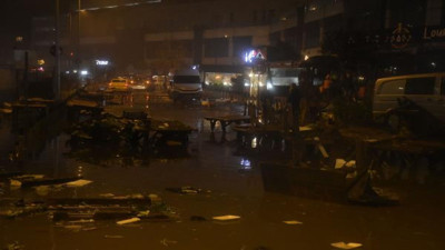 Sarıyer'de semt pazarını su bastı. Pazar yeri göle döndü