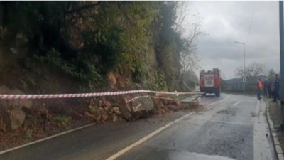 Sarıyer’de yola kaya parçası düştü