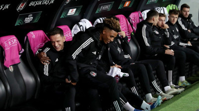 Fernandes yedek kulübesinde Hadziahmetovic'in kucağına oturdu