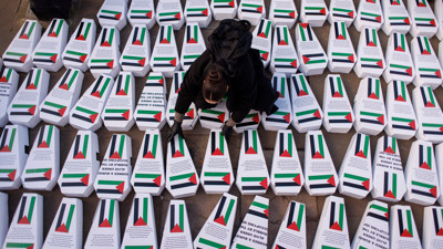 İngiltere’de Başbakanlık Konutu yakınına 450’den fazla çocuk tabutu bırakıldı