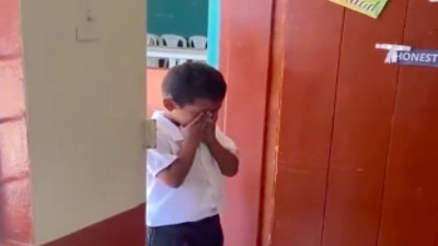 İlk defa doğum günü kutlanan 8 yaşındaki çocuğun duygulandıran tepkisi