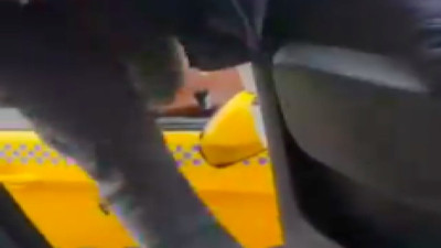 İstanbul'da dolmuş şoförü, yağış yüzünden takside mahsur kalan yolcu ve taksiciyi camdan dolmuşa aldı