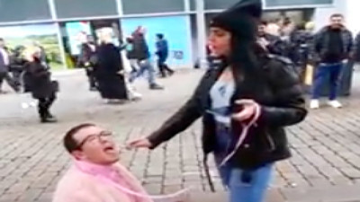 Bir kadın, tasmayla dolaştırdığı adamın ağzına hem tükürdü hem sigarasının külünü döktü...