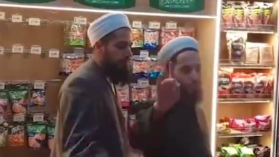 Tekel bayisine giden tebliğciler neye uğradığını şaşırdı: "Sizin cemaatinizde 6 yaşındaki kızı evlendiren p*zevenge bir şey söylediniz mi?"