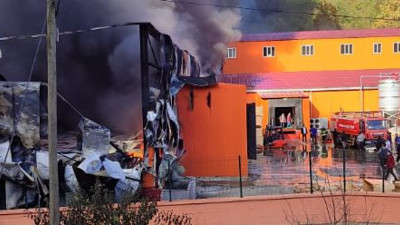 Balık fabrikası alev alev yandı