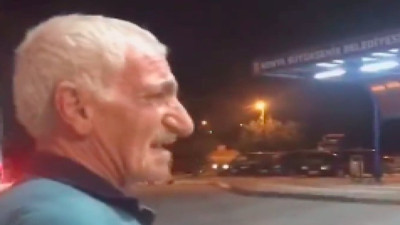 Yaşlı adam eşini yolcu ederken duygulanıp gözyaşlarına hakim olamadı