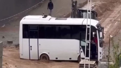 Su borusu patladı cadde göle döndü