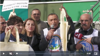 Emeklilerden TÜİK önünde boş poşetli eylem. 'Çay kaşığıyla verip kepçeyle alacaklar'