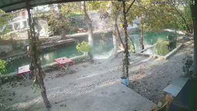 Bankta otururken yıkılan istinat duvarının altında kalarak can verdi.