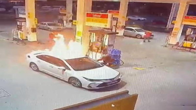 Otomobil yakıt dolumu sırasında alev aldı, baba- kız son anda kurtuldu