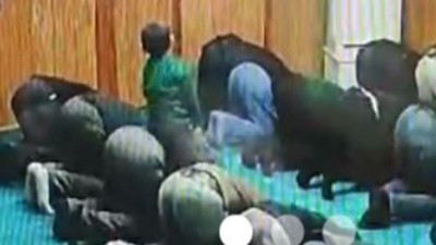 Afacan çocuk cemaati kahkahaya boğdu