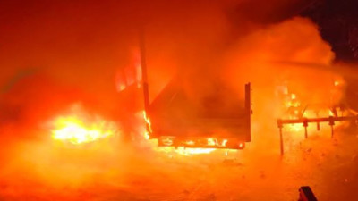 4 araç ve tarım aletleri kül oldu