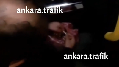 Dolmuşta kimseye aldırış etmeden hamsi temizledi. Yurdum manzarası