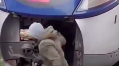 Ülkeye kaçak girmek için hızlı trenin motorunda saklandılar