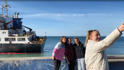 Artvin’de karaya oturan geminin önünde fotoğraf çılgınlığı