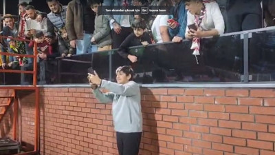En az futbolcular kadar ilgi gördü. Pendikspor taraftarı onunla fotoğraf çektirme yarışına girdi