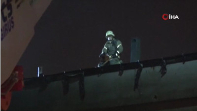 Sultanbeyli'de evin çatısında çıkan yangın mahalleliyi sokağa döktü