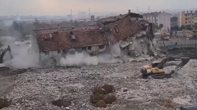 4 katlı binanın yerle bir olması saniyeler sürdü