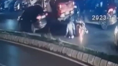 Trafikte tartıştığı sürücülere geri geri gelerek çarptı