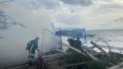 Restoranda çıkan yangın işletmeyi kullanılmaz hale getirdi