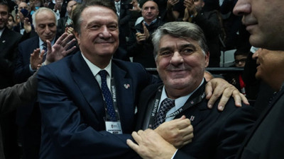 Flaş... Flaş... Beşiktaş'ta yoğunluktan dolayı oy kullanma saati uzatıldı