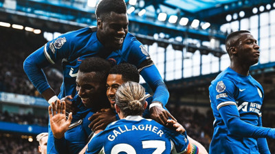 Chelsea 10 kişiyle kazandı