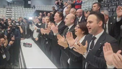 Hasan Arat ve ekibinin zafer pozu. Salon yıkıldı