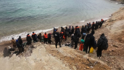 Balıkesir'de botları patlatılan 81 kaçak göçmen kurtarıldı