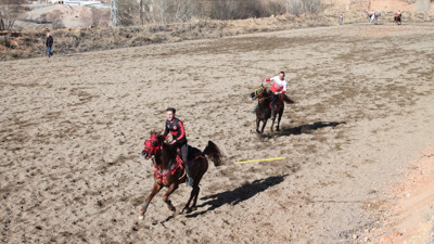 Cirit maçında atlar peş peşe düştü. İzleyenlerin yürekleri ağızlarına geldi