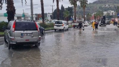 Yollar dereye döndü cadde trafiğe kapatıldı