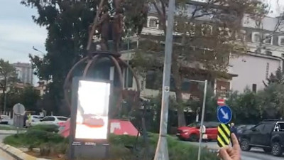 Ünlü denizci Sadun Boro'nun heykeline Kadıköy Belediyesi'nden büyük saygısızlık
