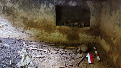 Deprem ortaya çıkardı evin bahçesinde bulundu. Jandarma güvenlik önlemi aldı