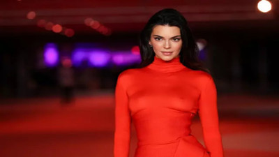 Kendall Jenner flaşlar patlayınca yine olay oldu. Tarzından asla taviz vermiyor