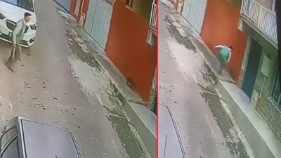 Yol kenarında mama yiyen kediye keserli saldırı. Bunun adı vahşet!