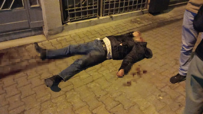 Yolda yürüyen yaşlı adamı tekme tokat döverek gasp ettiler. Dehşet anları kamerada