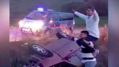 Takla atan araçtan sağ kurtulan gençlerin kutlaması gündem oldu