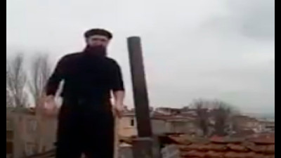 Bildiğiniz tebliğcileri unutun, bu başka. Tebliğ yapmak için çatıda Noel Baba'yı beklediğini söyledi