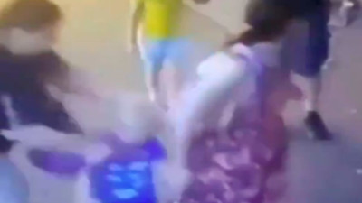 Yolda yürürken durup dururken küçük çocukları tokatladı